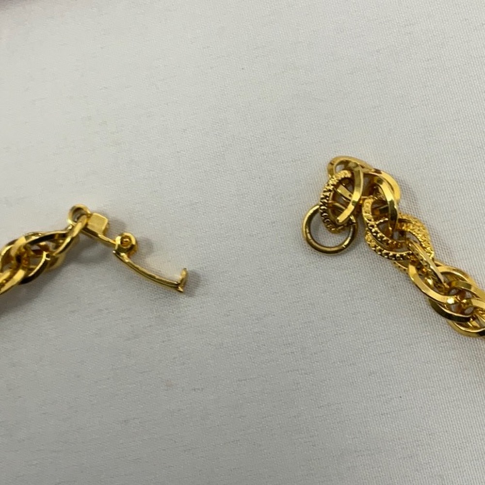Vintage 24 inch rolo type gold tone chain, with large gold tone pendant. - Picture 8 of 8